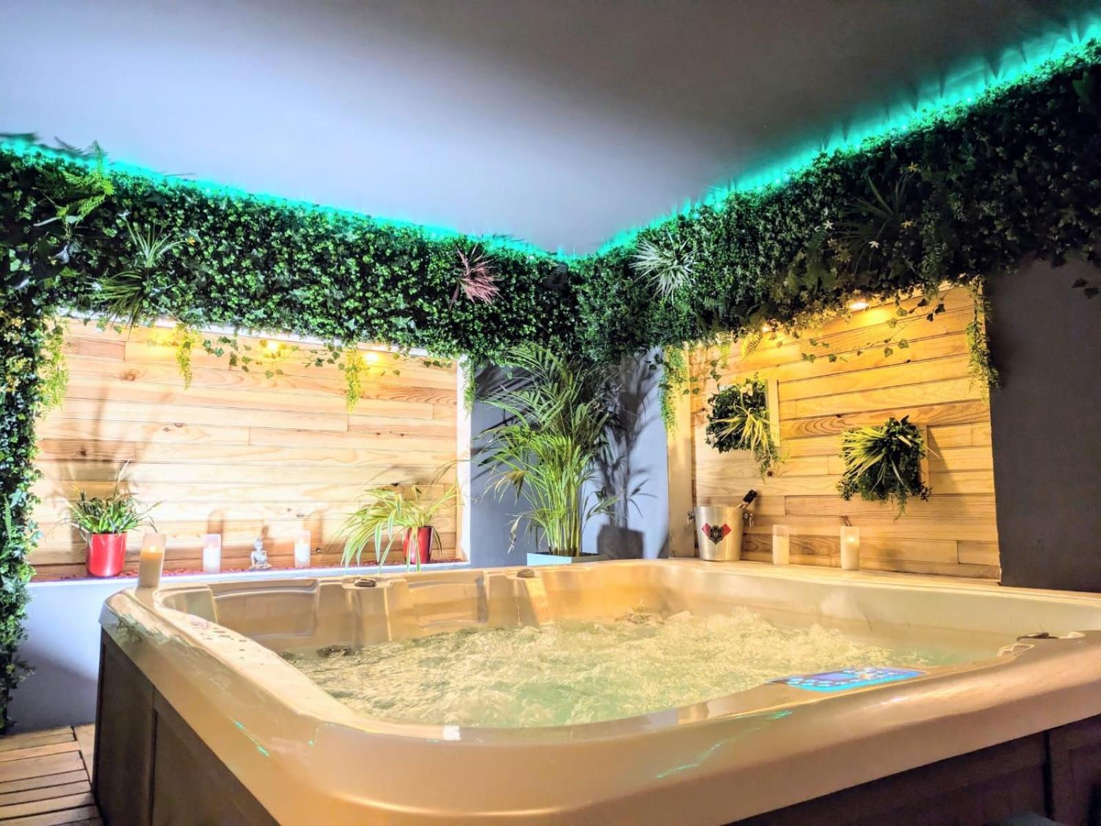 L'Alcove Du 510 - Spa - Chambre Romantique - Sauna - Salle De Jeux มงโตบ็อง ภายนอก รูปภาพ